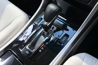 シフトセレクターの後方には「ハイブリッドモード」のスイッチを装備。高速道路はハイブリッドモードで、下道はバッテリーに温存しておいた電気で走る、ということも可能だ。
    