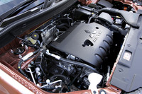 4WD車に搭載される2.4リッター直4SOHCエンジン。連続可変バルブリフトシステムを採用しており、従来モデルが積んでいたDOHCエンジンとほぼ同等の動力性能を保ちながら、さらなる低燃費を実現したという。