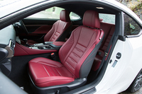 シートと表皮を一度に成型する「表皮一体発泡工法」で成形されたスポーツシート。「Fスポーツ」には4種類の色が用意される。
    