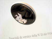 1934年「シルバーアロー」の剥がした塗料。