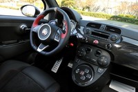 レザーとカーボンでレーシーに演出された室内。ステアリングにはシフトパドルが付く。