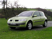 ジベルニグリーン。1.6リッターのクーペ。5MT車。タイヤは、195/65R15。ホイール幅は、15から17インチまで。リム幅は全部6.5Jですから、コレ、195/65との組み合わせが一番タイヤを活かしたセッティングです。