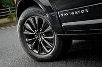 タイヤサイズは275/55R20。サスペンションには電子制御ダンパーが標準装備される。