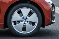 タイヤはBMWとブリヂストンが共同開発したもの。内径は19インチもあるのに、幅は155mmと、軽自動車用タイヤ並みに細い。