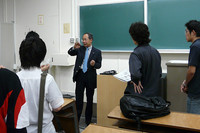 講演会終了後、貴島さんの周りには多くの学生が集まって、質問を投げかけていた