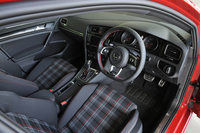 3本スポークのステアリングは「GTI」の専用品。アルミ調ペダルや専用チェックのシート生地などがGTIの伝統を主張している。
    