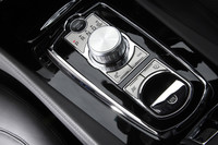 ATの操作系には、ジャガードライブセレクターと呼ばれるダイヤル式スイッチが「XF」に続いて採用された。