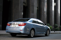 Gパッケージには215/55R17タイヤとセンターオーナメント付きのアルミホイールが装着される。