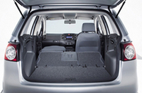 リアシートのスライド機構だけで、荷室容量は395リッターから505リッターにまで拡大可能。後席を折りたためば、最大1450リッターになる。助手席シートバックを前に倒せば、2.3mの長尺物が積めるという。