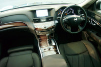 インテリアの様子。写真の木目調パネルが、手作業で純銀粉を刷り込んだ「銀粉本木目」。