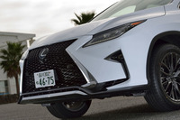 
	スポーティーグレード“Fスポーツ”のフロントまわり。ほかの「RX」とは異なる専用メッシュ形状のグリルや、ロアバンパーモールが与えられる。
	