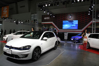 「GTI」のハニカムグリルをモチーフとする大きなボードを壁面に掲げるなどして、スポーツムードを強調したフォルクスワーゲンのブース。