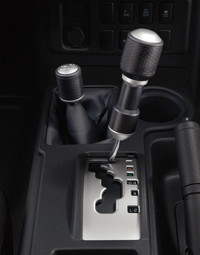 大型のシフトレバーノブとトランスファーノブ。