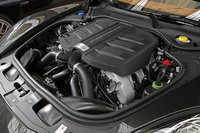 今回導入された3リッターV6ツインターボエンジン。従来の4.8リッターV8 NAから18%の燃費向上を実現した。
    