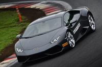 動力性能は最高速が325km/h以上で、0-100km/h加速：3.2秒、0-200km/h加速：9.9秒と発表されている。