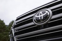 フロントグリルのデザインも大幅に変更されており、上下にメッキを施した、3本のバーが配されている。