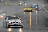 激しいバトルで知られるWTCC。14周のスプリントレース×2戦で争われる日本ラウンドは、水しぶきのあがる雨のなか行われた。