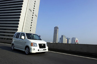 レインボーブリッヂを行くパールホワイトのシボレーMW。2001年1月15日の発表時には、「アジア太平洋地域におけるシボレーブランドの認知度アップ」という目標が掲げられたが、当面、輸出はされない。日本市場でのボトムレンジモデル。