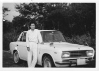 1971年。女房の父親と「三菱コルト」。