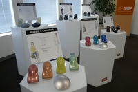 軽乗用車ではやりのツートンカラーも、今後は単に「屋根を白くした」というだけではなく、色味のあるもの同士を組み合わせたり、「メタリック調のグリーンとソリッド調のグリーン」というような同系色の質感の違う色を組み合わせるなど、多彩なバリエーションが生まれそうだ。
    