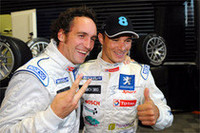 No.8のサラザン（写真右）とNo.9のモンタニー。プジョーのふたりは、予選の好成績に満面の笑顔。