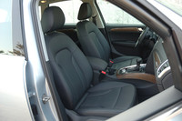 試乗車が装備していた本革シートは、前席にシートヒーターを内蔵したオプション品。お値段は35万円なり。