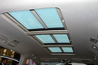一部にオプション設定される「トップライトルーフ」。長さ1680mm、幅500mm（外寸）の大型ガラスが、1〜3列目に光をもたらす。