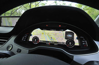 各種メーターや地図などを表示する「アウディバーチャルコックピット」。「Q7 3.0 TFSIクワトロ」には標準装備。