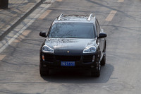 三里屯付近を走行中の「ポルシェ・カイエン」。週末の夜には本当によく見かける。