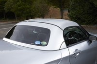 テスト車に施されたオプションの「Dラッピング」。ルーフをカーボン調に仕立てることが可能で、シルバー、ワインレッド、ブラックの3色が用意されている。