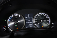 「NX300h」のメーターパネル。中央部はマルチインフォメーションディスプレイになっている。
    