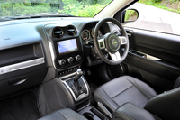 2.4リッター4WDモデルは「リミテッド」と名付けられた。これを機に、従来「リミテッド」と呼ばれた2リッターFFは「スポーツ」と改名された。