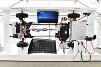 「プリウスPHV」のハイブリッドシステムを紹介する展示（写真左側が車体前方）。リアに搭載されるリチウムイオンバッテリー（写真右端）は、総容量が先代の2倍になっている。