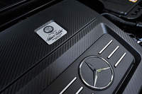 AMGの伝統に従い、エンジン組み立て担当者のサインが入る。