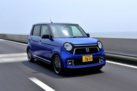 サスペンション高は10mm低められているというが、乗り心地の悪化は感じられない。
    