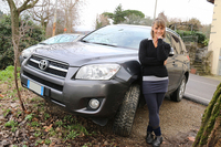フィレンツェ在住のカテリーナ・ゴッジョリさんと、愛車である3代目「RAV4」。