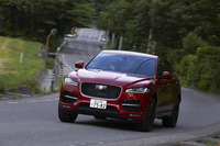 スポーティーな走りをセリングポイントに掲げる「ジャガーFペース」。前後重量配分は、ほぼ50：50とされている。0-100km/hの加速タイムは、「20d プレステージ」が8.7秒で、「35t Rスポーツ」が5.8秒。