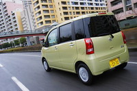 「タントエグゼ」の燃費（10・15モード）は、FF車（CVT）が21.5km/リッターで、4WD車（4AT）は18.2km/リッター。