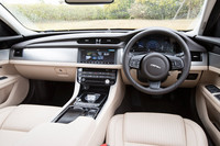 「XF 20dプレステージ」のインストゥルメントパネルまわり。従来モデルの「XF」や、「XE」「XJ」と同じく、ダイヤル式のシフトセレクターを採用している。