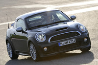 今秋のフランクフルトモーターショーで世界初公開となる予定の「MINIクーペ」。
