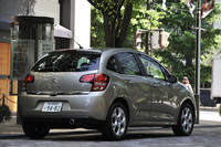 日本仕様のC3のラインナップは、ベーシックグレードの「シトロエンC3」（209万円）と「シトロエンC3 エクスクルーシブ」の2種類。どちらも1.6リッターエンジンに4ATを組み合わせる。