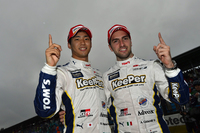 幸先の良いスタートを切った、No.37 KeePer TOM'S RC Fの平川 亮（写真左）とアンドレア・カルダレッリ。昨シーズンからはドライバーに変更があったものの、チームとしては2年連続の開幕戦勝利である。
    