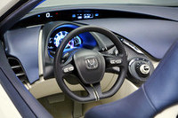 「OSM」のコクピット。エンジンスタータースイッチはシフトノブに配置される。