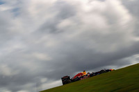 ナイジェル・マンセルの年間ポールポジション獲得記録を抜いたベッテル。スタートで首位を守ると、その後10周を過ぎるまでに2位ウェバーに約3秒のマージンを築いたが、14周目、無線でギアボックストラブルが告げられた。ショートシフトで対応し、だましだましドライブしたが、僚友ウェバーには先行を許した。それでもライバルは追いつけず、見事2位フィニッシュ。完走すら難しいだろうと考えていたチームメンバーを驚かせた。（Photo=Red Bull Racing）