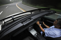 40km/hを超えると、自動的に「エアキャップ」が作動。フロントウィンドウ上部のディフレクターが立ち上がり、風の巻き込みを大幅に低減する。