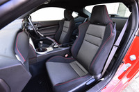 「BRZ S」に標準装備される、ファブリックとトリコットのコンビシート。オプションで本革とアルカンターラのコンビシートも用意される。