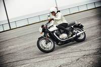 「ボンネビルT120」
	ボディーサイズ：全長×全幅×全高＝--×785×1125mm
	ホイールベース：1445mm
	重量：224kg
	エンジン：1200cc 水冷4ストローク 並列2気筒 SOHC 4バルブ
	最高出力：80ps（59kW）/6550rpm
	最大トルク：10.7kgm（105Nm）/3100rpm