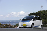 今回のテスト車は、ホワイトパールとオーシャンブルーメタリックの2トーンカラー。こちらはオプションで5万2500円。