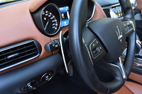 トランスミッションは8段AT。手動での変速はレバータイプのシフトセレクターと、ステアリングコラムに備えられたシフトパドルの双方で行える。