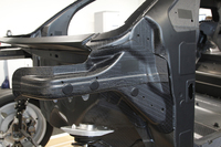 CFRPボディーの形成には接着が用いられ、アルミシャシーとの結合にはボルトが用いられるという。